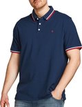 Man met donkerblauwe polo met rode en witte strepen op kraag en mouwen. Rode '&' opdruk.