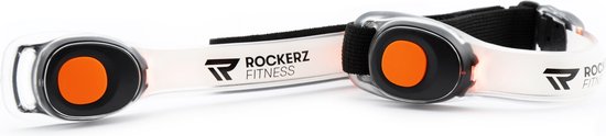 Set van twee witte Rockerz fitness bandjes met oranje knoppen, los van elkaar.
