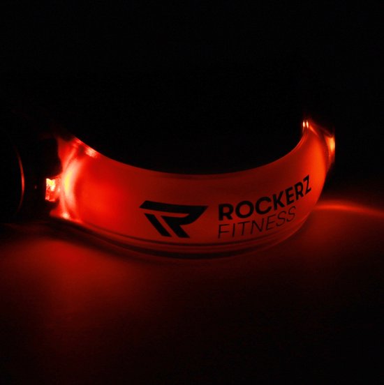 Een Rockerz fitness bandje met rode LED verlichting op een donkere achtergrond.