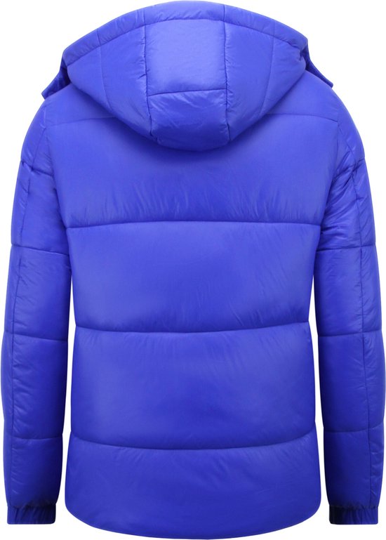 Achterkant van een blauwe pufferjas met capuchon en horizontale banen.