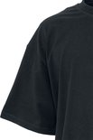 Detail van een zwart T-shirt met korte mouwen.