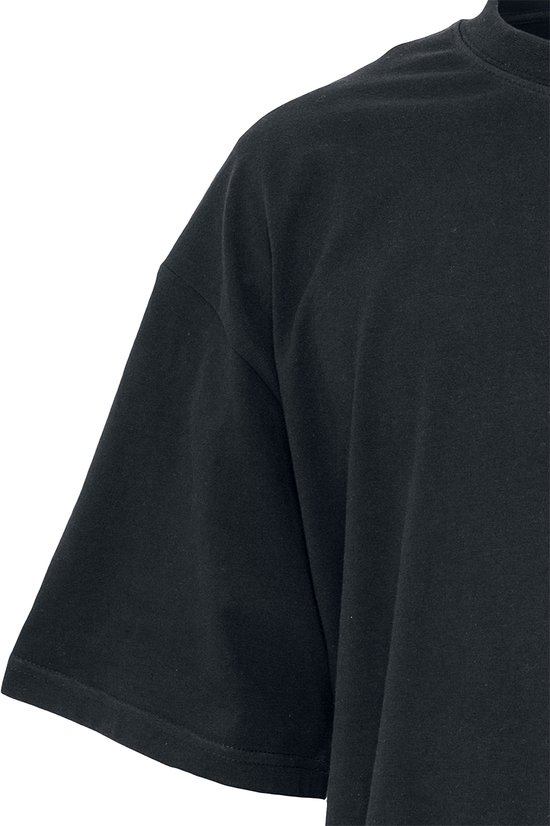 Detail van een zwart T-shirt met korte mouwen.