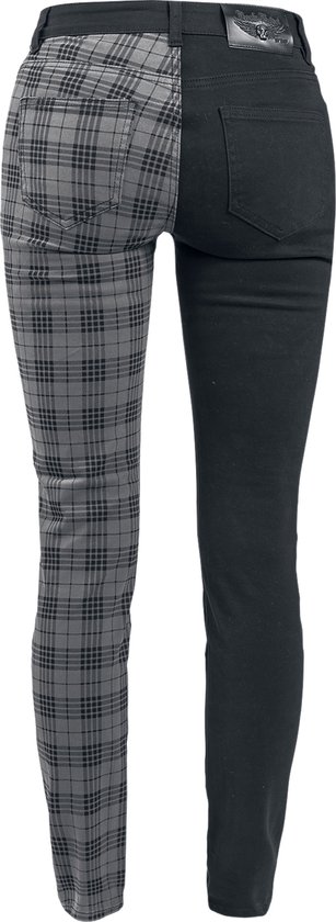 Achterkant van een broek die aan de linkerzijde een grijze ruit heeft en aan de rechterzijde zwart is. Zwarte denim.
