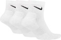 Drie witte Nike enkelsokken met zwart Nike logo.
