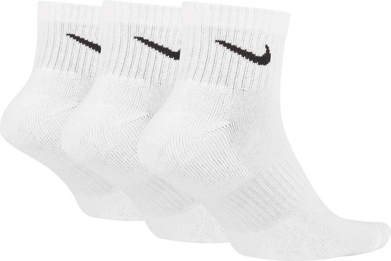 Drie witte Nike enkelsokken met zwart Nike logo.