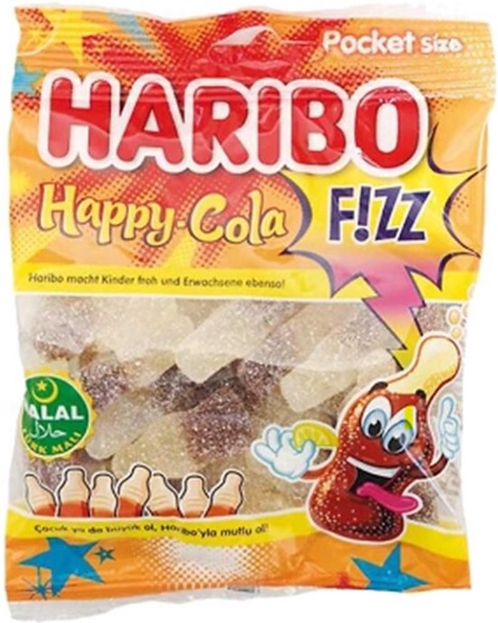 Haribo Happy Cola F!ZZ zak met lichtbruine, koolzuurhoudende colaflesjes-snoepjes. Een lachend flesje cola met bruis en een sterrenpatroon sieren de oranje verpakking.