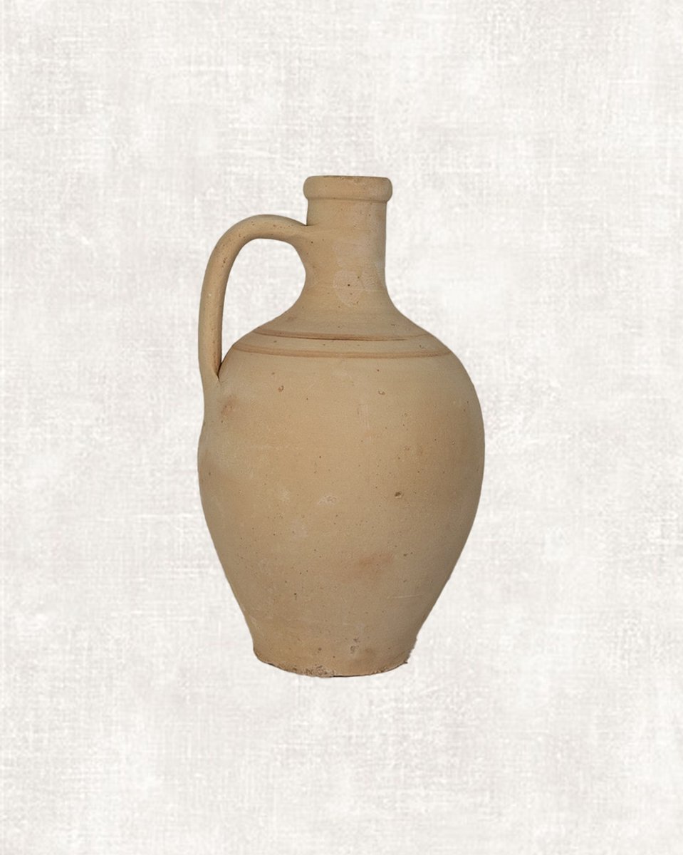 Clay Ateliers Anatolia water jug | Antieke Terracotta Vaas | Handgemaakte Aardewerken Pot | Traditioneel Turkse Stijl | Rustieke Klei Kan | Uniek Design | Decoratieve Accessoire | Clay Ateliers Beige