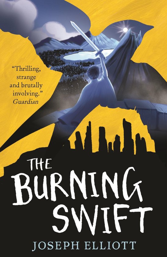 De kaft van 'The Burning Swift' toont een figuur in een blauwe mantel die een zwaard heft tegen een achtergrond van donkere bergen en een menigte. Gele en zwarte tinten domineren.