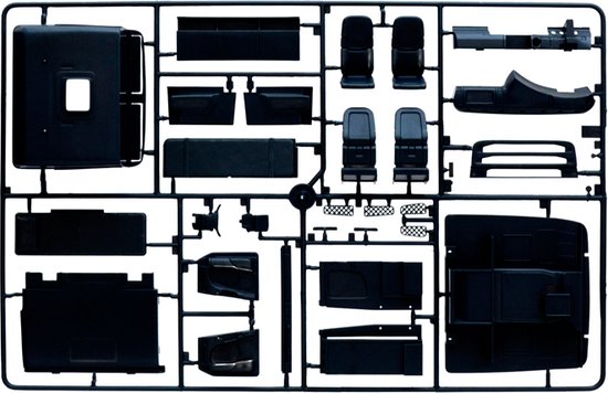 Zwarte spuitgietonderdelen voor een modelbouw vrachtwagen, inclusief stoelen en cabine-interieur.
