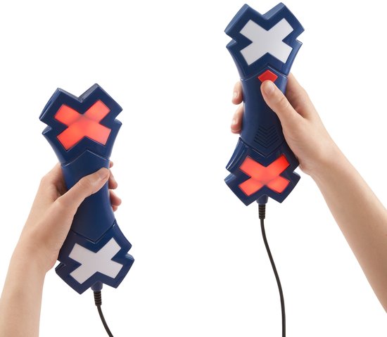 Deux mains tiennent des manettes de jeu bleues avec des lumières rouges en forme de croix.