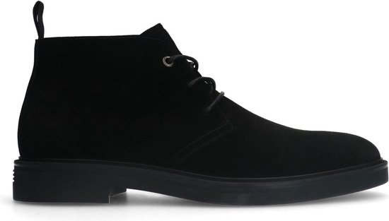 Botte à lacets noire en daim avec semelle plate et languette arrière.
