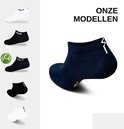 Vijf paren enkelsokken: wit, zwart met XXX, zwart met bamboe logo, zwart met streepje, wit met streepje. Groot formaat donkerblauwe sok met logo.