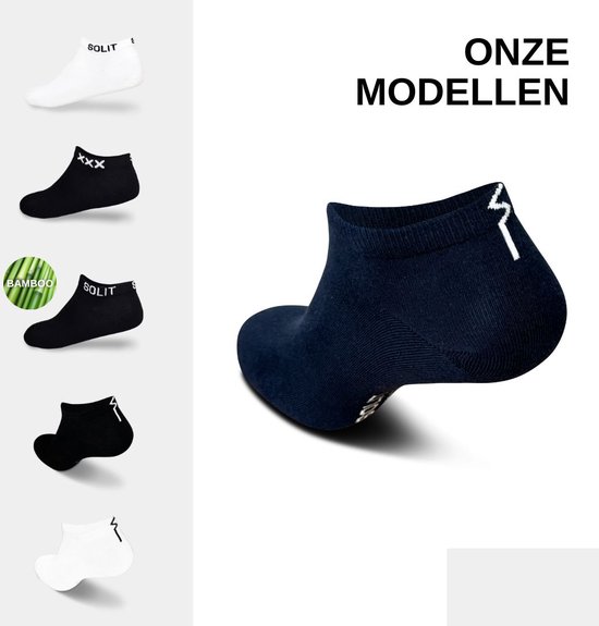 Vijf paren enkelsokken: wit, zwart met XXX, zwart met bamboe logo, zwart met streepje, wit met streepje. Groot formaat donkerblauwe sok met logo.