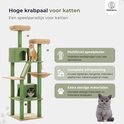 Hoge, mosgroene krabpaal met meerdere verdiepingen, kattenhuisjes en een hangmat, met twee katten erop.
