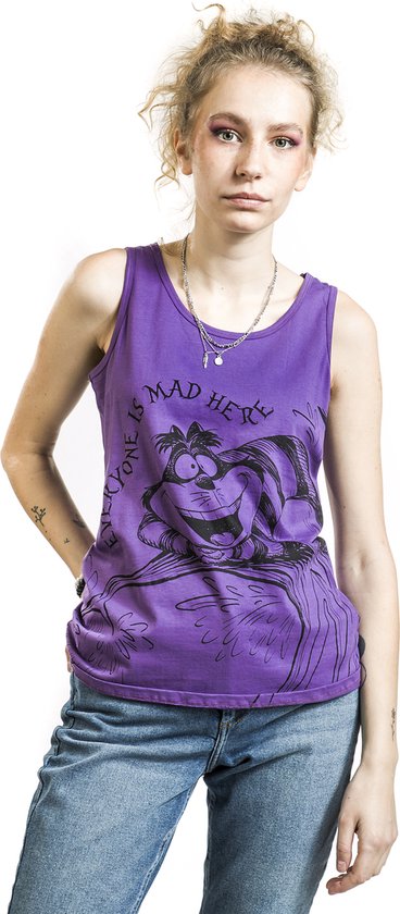 Model draagt paars Disney T-shirt met Cheshire Cat print en tekst 'Everyone is Mad Here', gecombineerd met spijkerbroek.