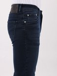 Detail van de achterkant van blauwe stretch jeans voor heren. Met een Mario Morato label.
