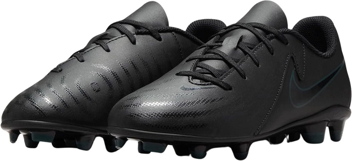 Zwarte Nike Phantom GX II Club FG/MG voetbalschoenen voor junioren met vetersluiting en synthetisch leer.