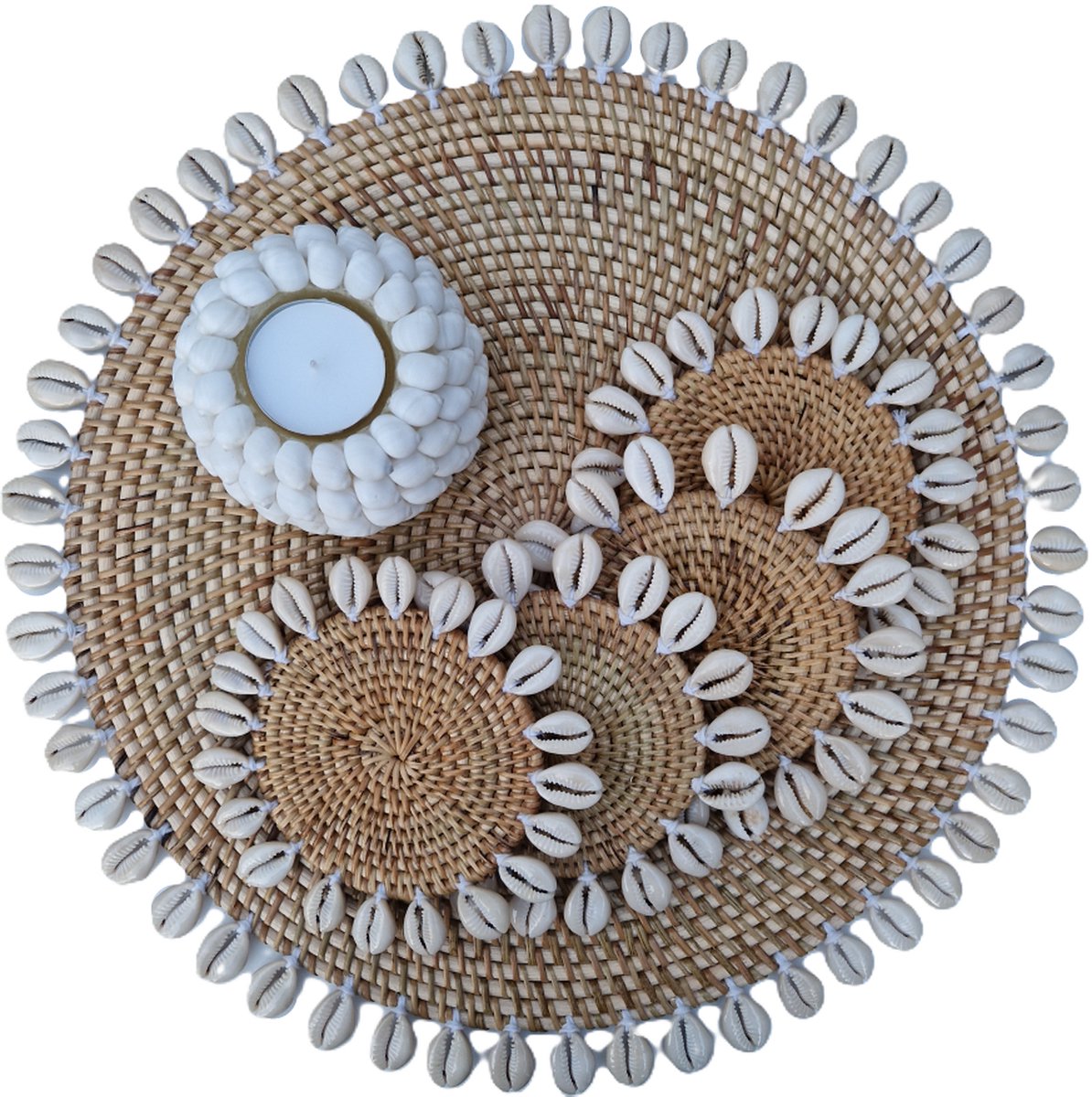 MigoStyling - Cadeau - Set - Placemat Dia 39 cm - Onderzetters - Waxinelichtje - Rotan - Kauri schelp - Naturel - Bohemian