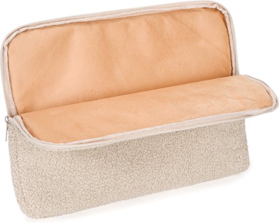 Housse d'ordinateur portable ouverte en peluche beige avec un intérieur doux, de couleur beige clair.