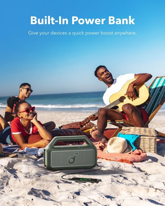 Een groep vrienden geniet van muziek op het strand met de draagbare luidspreker. De luidspreker is aangesloten op een powerbank.