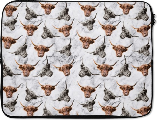 Laptophoes 15.6 inch - Schotse hooglander - Koe - Marmer print - Laptop sleeve - Binnenmaat 37x26 cm - Zwarte achterkant