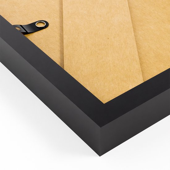 Detail van een dikke, zwarte houten fotolijst met ophangoogje en bruine achterkant.