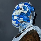 Een portret van een persoon met een sjaal met blauw-witte bloemmotieven om het hoofd gewikkeld, met een parelketting en tatoeages zichtbaar.