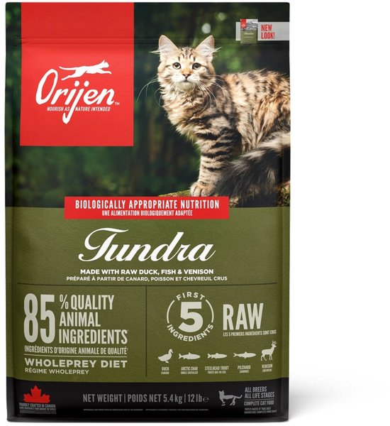 Orijen Tundra kattenvoerzak met cyperse kat en bosachtergrond. 85% dierlijke ingrediënten.