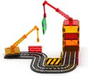 Een constructie van Magna-Tiles met twee hijskranen, wegen, bakstenen en transparante blokken in rood, geel, groen en grijs.