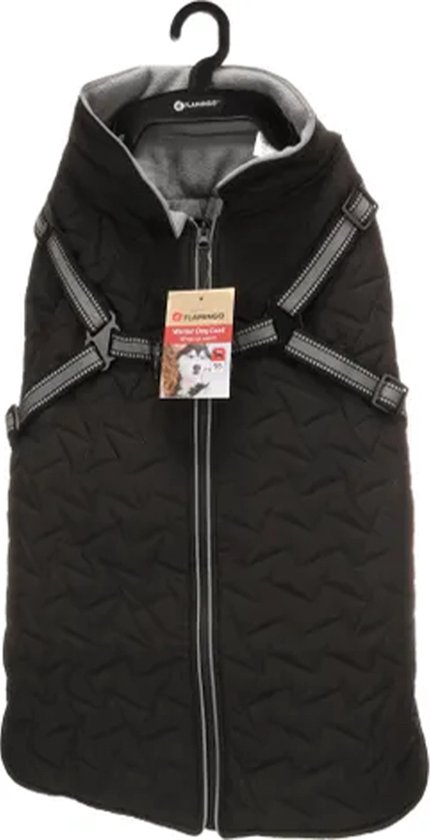 Zwarte, gewatteerde winterjas hangend aan een haak. Met reflecterende banden, harnas en productlabel.