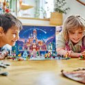 Kinderen spelen met een LEGO Disney adventskalender met kasteel en prinsessen