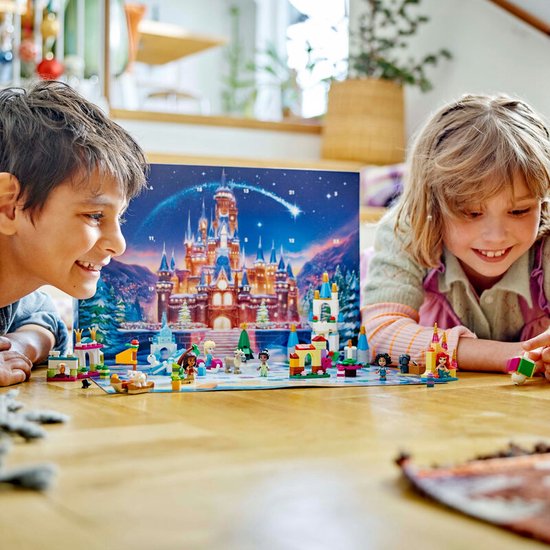 Kinderen spelen met een LEGO Disney adventskalender met kasteel en prinsessen