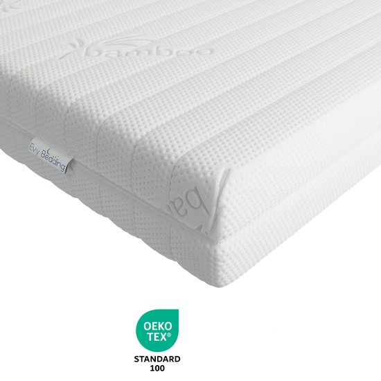 Sur-matelas blanc Evy Bedding avec texture en relief et inscription 'bamboo'. Label OEKO-TEX® STANDARD 100 visible.