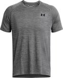 Grijs sportshirt met fijne horizontale strepen en zwart Under Armour logo op de borst.