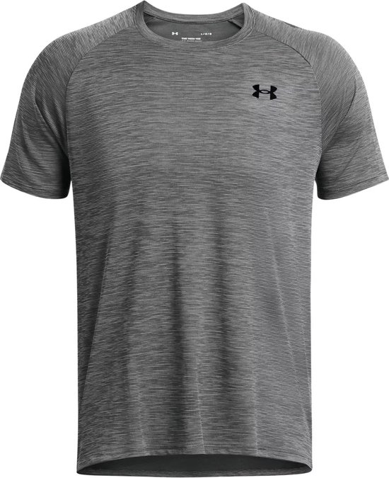 Grijs sportshirt met fijne horizontale strepen en zwart Under Armour logo op de borst.