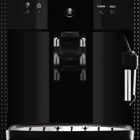 Close-up van het middenpaneel van een zwarte Krups espressomachine met de koffie-uitloop en lekbak.