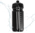 Zwarte, BPA-vrije sportbidon met maatverdeling, omgeven door waterspetters.