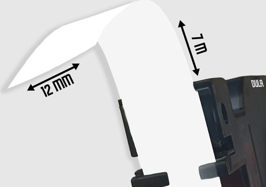 Zwarte labeltape, 12 mm breed en 7 m lang, op een rol.