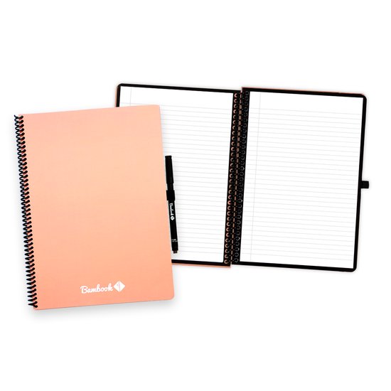 Open roze Bambook notitieboek met gelinieerde pagina's en een zwarte stift, op een witte achtergrond.