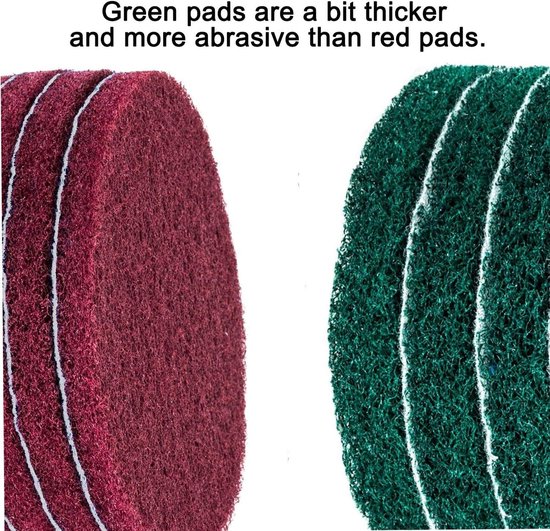 Éponges abrasives rouges et vertes côte à côte. Les tampons verts sont plus épais et plus abrasifs.