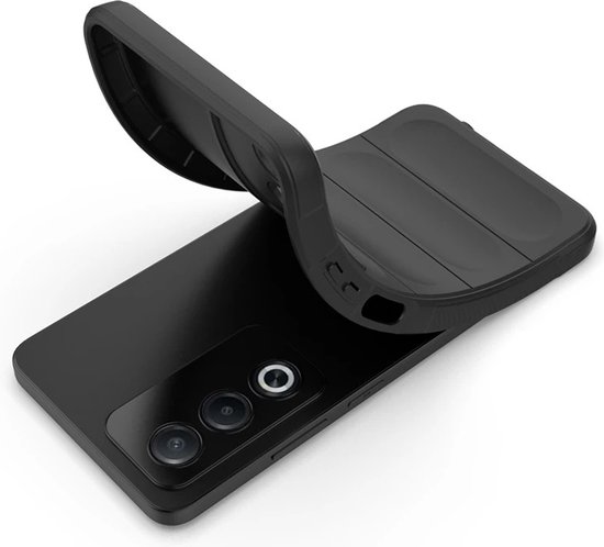 Flexibele zwarte TPU-hoes wordt op een telefoon geschoven, met een mat oppervlak en geribbelde zijkanten.