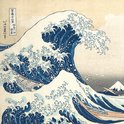 Detail van de houtsnede 'De Grote Golf van Kanagawa' met donkerblauwe en witte golven en boten.