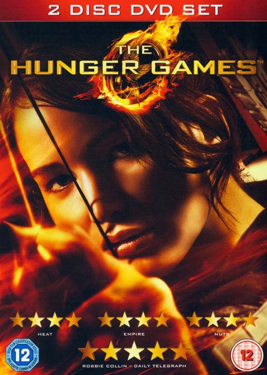 DVD-hoes van The Hunger Games met een close-up van Katniss Everdeen die een pijl en boog vasthoudt. Met de tekst '2 DISC DVD SET' en 'THE HUNGER GAMES'.