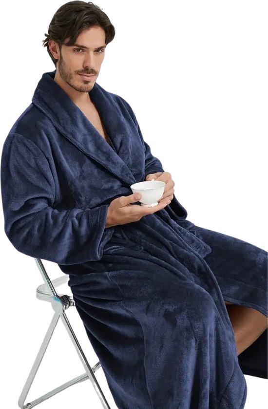 Homme assis sur une chaise, tenant une tasse, portant un peignoir bleu en polaire avec ceinture.