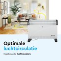 Witte convector kachel in een modern ingerichte woonkamer. Ideaal voor optimale luchtcirculatie.