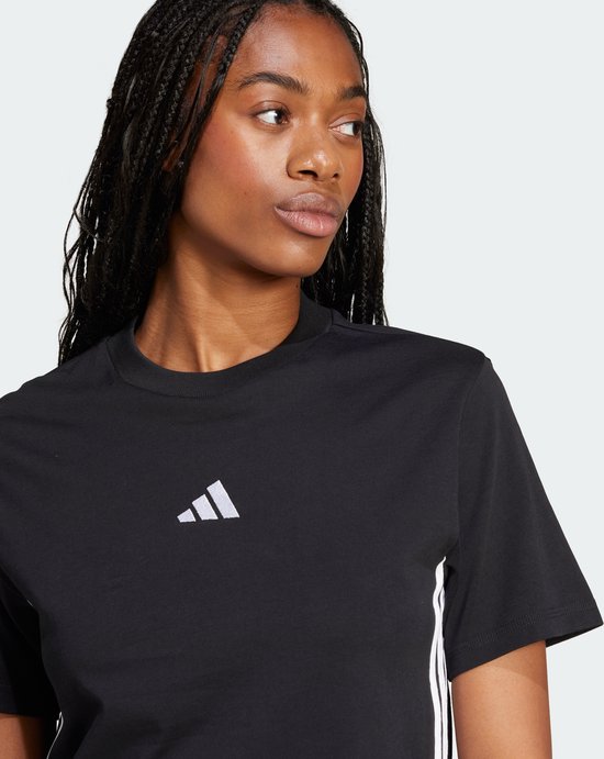 Detail van de zwarte dames t-shirt met het Adidas logo op de borst.