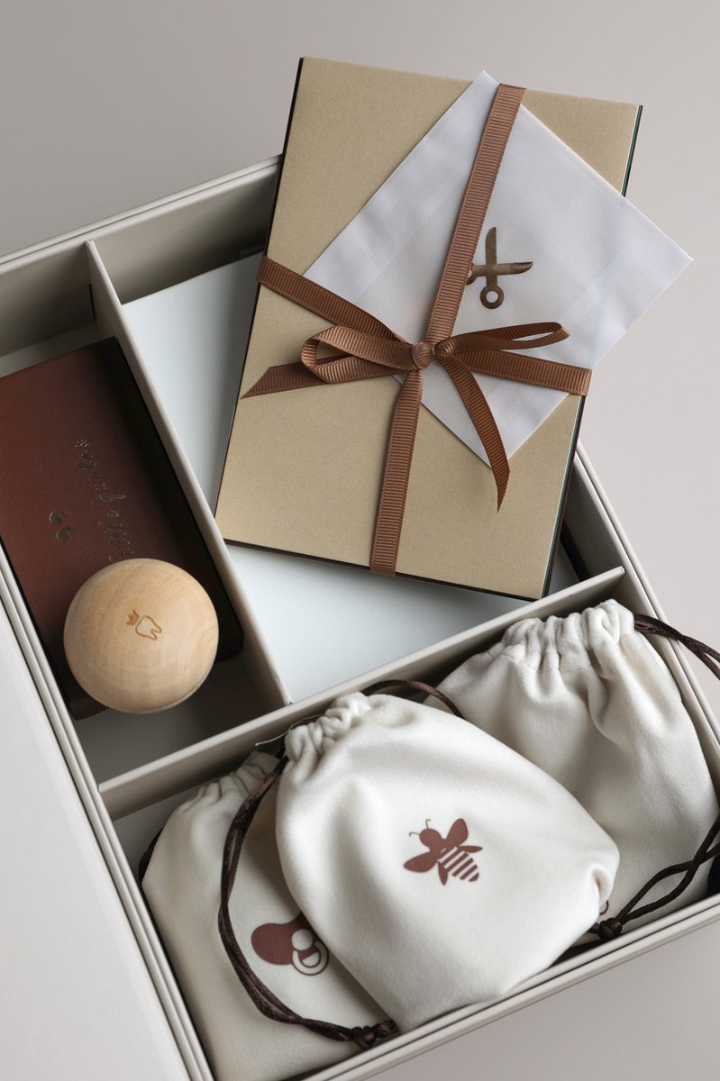 Pure Moms - Beige Luxe Memory box - Baby Herinneringsdoos - Kraamcadeau - Babyshower Babycadeau - Voor Eerste Babyjaren - Houten Tanden doosje - Zeer luxe Baby Geschenkset - 24 delig Herinneringsdoos - inclusief inktafdrukje - Speentje – foto 8