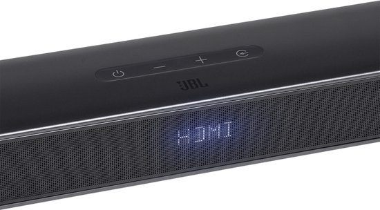 Detailopname van de zwarte JBL soundbar met de tekst "HDMI" op het display.