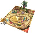 Het bordspel Camel Up, afgebeeld met een piramide, kamelen, speelstukken, munten en kaarten.