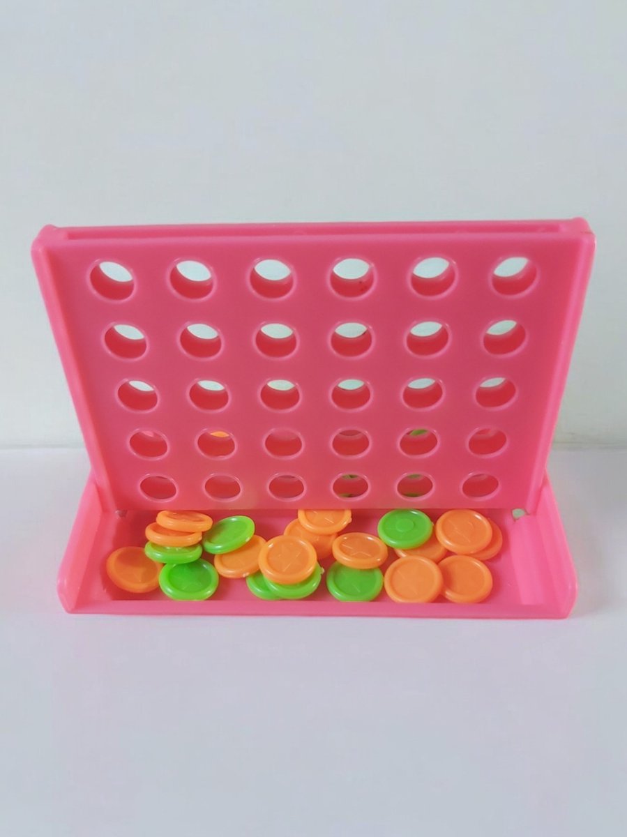4 op een rij spel roze reisspel. strategisch denkspel mini formaat